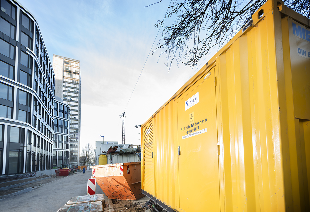 Professionell und kundenorientiert: der neue EXPOSE Photoservice. 3 EXPOSE Photoservice Zeppelin Streif Baulogistik 2