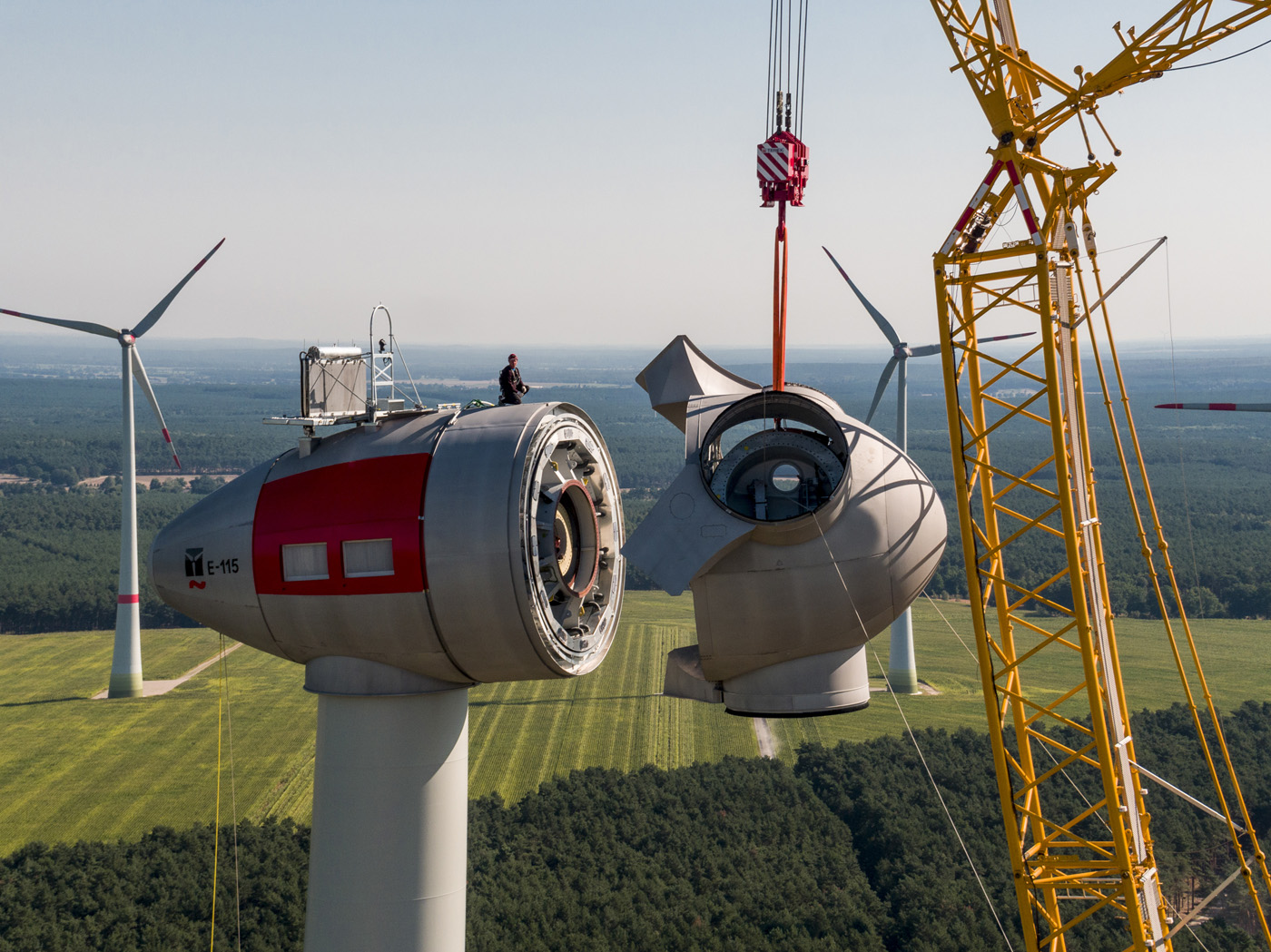 EXPOSE Thorsten Schmidtkord | Industriefotografie für Unternehmensberichte. 1 Luftaufnahme (Airshot, aerial photography) für Energiequelle GmbH - Visualisierung von Arbeitsprozessen, hier Windradmontage © Industriefotograf Thorsten Schmidtkord Düsseldorf