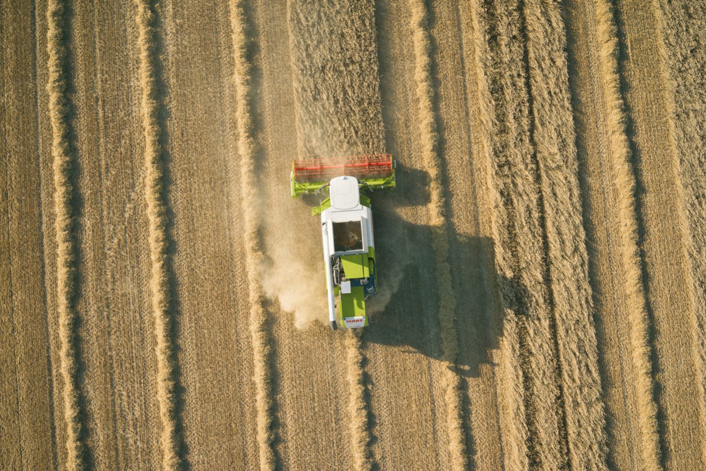 EXPOSE auch für Landwirtschaft: Airshots für die CLAAS Landmaschinen. 5 Luftaufnahme (Airshot, aerial photography) für CLAAS Landmaschinen - Visualisierung des CLAAS Tucano © Industriefotograf Thorsten Schmidtkord Düsseldorf