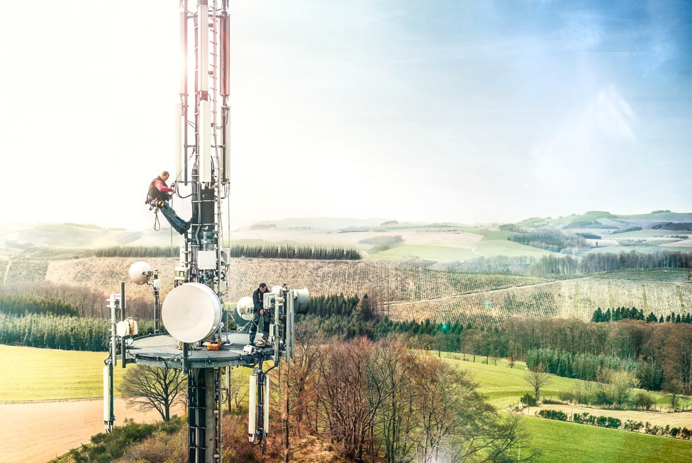 Luftaufnahme (Airshot, aerial photography) - Visualisierung von Arbeitsprozessen, hier die Wartung eines Funkmastes © Industriefotograf Thorsten Schmidtkord Düsseldorf