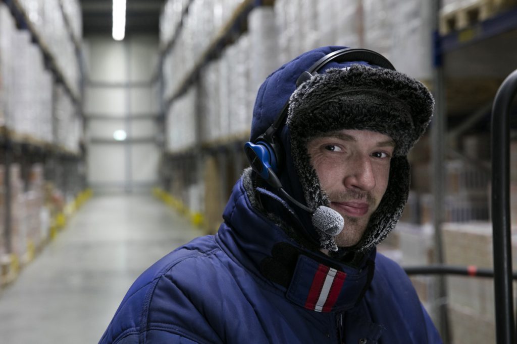 Stockfotos vs. Fotoproduktion: Der Unterschied zwischen Kaufbildern und Auftragsaufnahmen 3 Corporate Fotografie (Unternehmensdarstellung): Fotoproduktion für Bünting AG - Mitarbeiter im Arbeitsumfeld - Visualisierung von Arbeitsprozessen - Lagermitarbeiter © Portraitfotograf Christian O. Bruch Hamburg