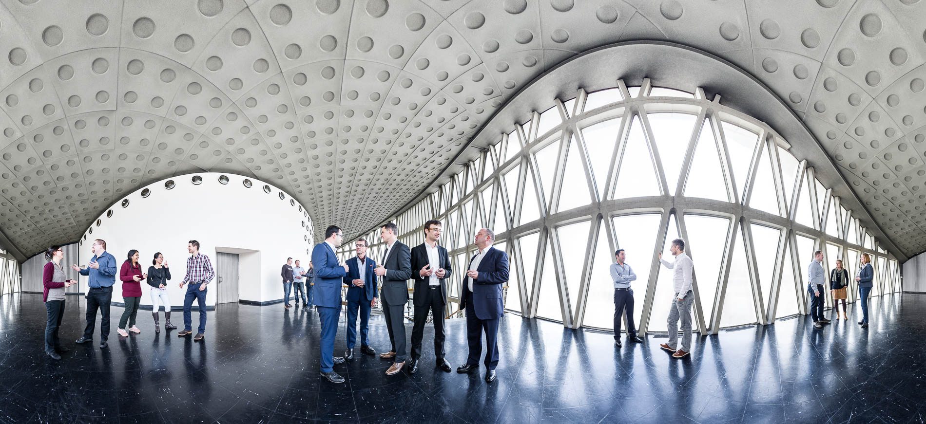 Tobi Bohn: Gruppenportrait Management interessant auch im Panorama-Format. 5 360° Industrie Panorama - Panorama als Gruppenbild - Mitarbeiter, Geschäftsführer, etc. © Corporate Fotografie Panorama-Fotogaf Tobi Bohn Berlin.