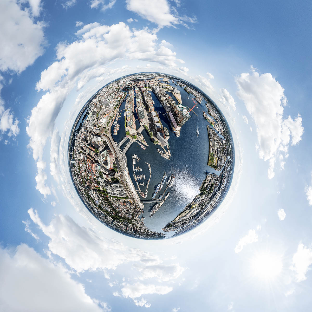Tobi Bohn: Little Planet als Titelbild für den Hochtief Konzernbericht. 1 TobiBohn 360 Grad Little Planets Elbphilharmonie fuer HOCHTIEF