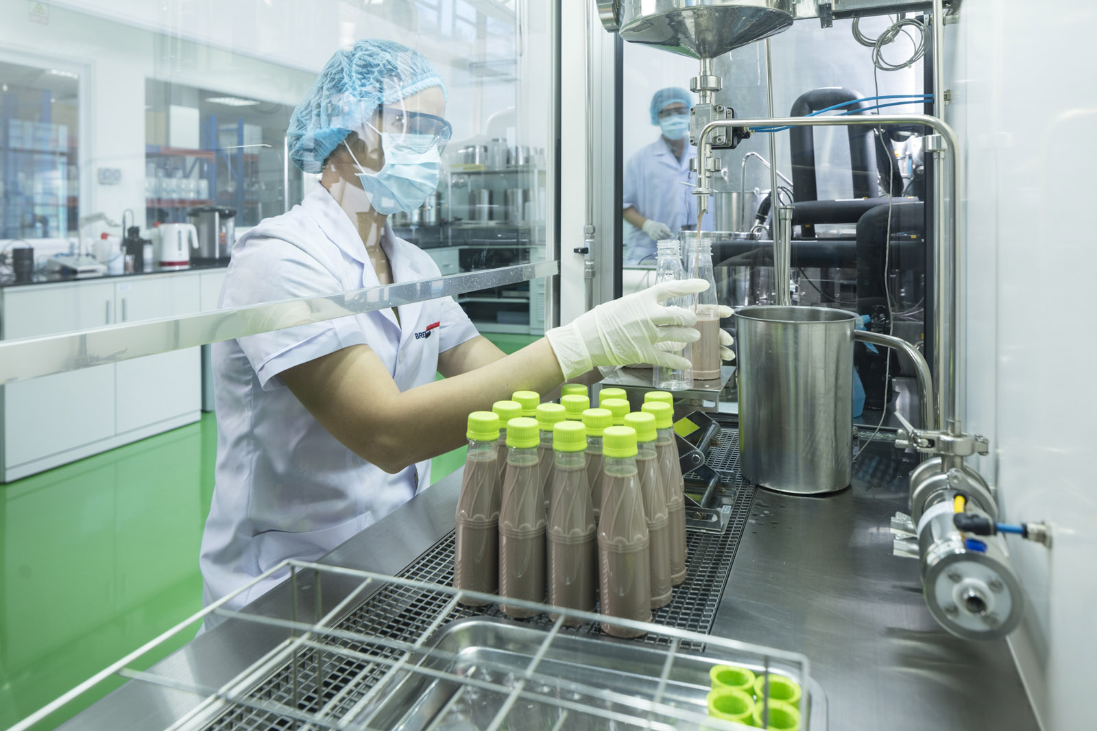 Corporate Fotografie (Unternehmensdarstellung): Fotoproduktion für den Brenntag AG Geschäftsbericht - Mitarbeiter im Arbeitsumfeld - Mitarbeiter bei der Kakao-Produktion - Employer Branding © Portraitfotograf Christian O. Bruch Hamburg