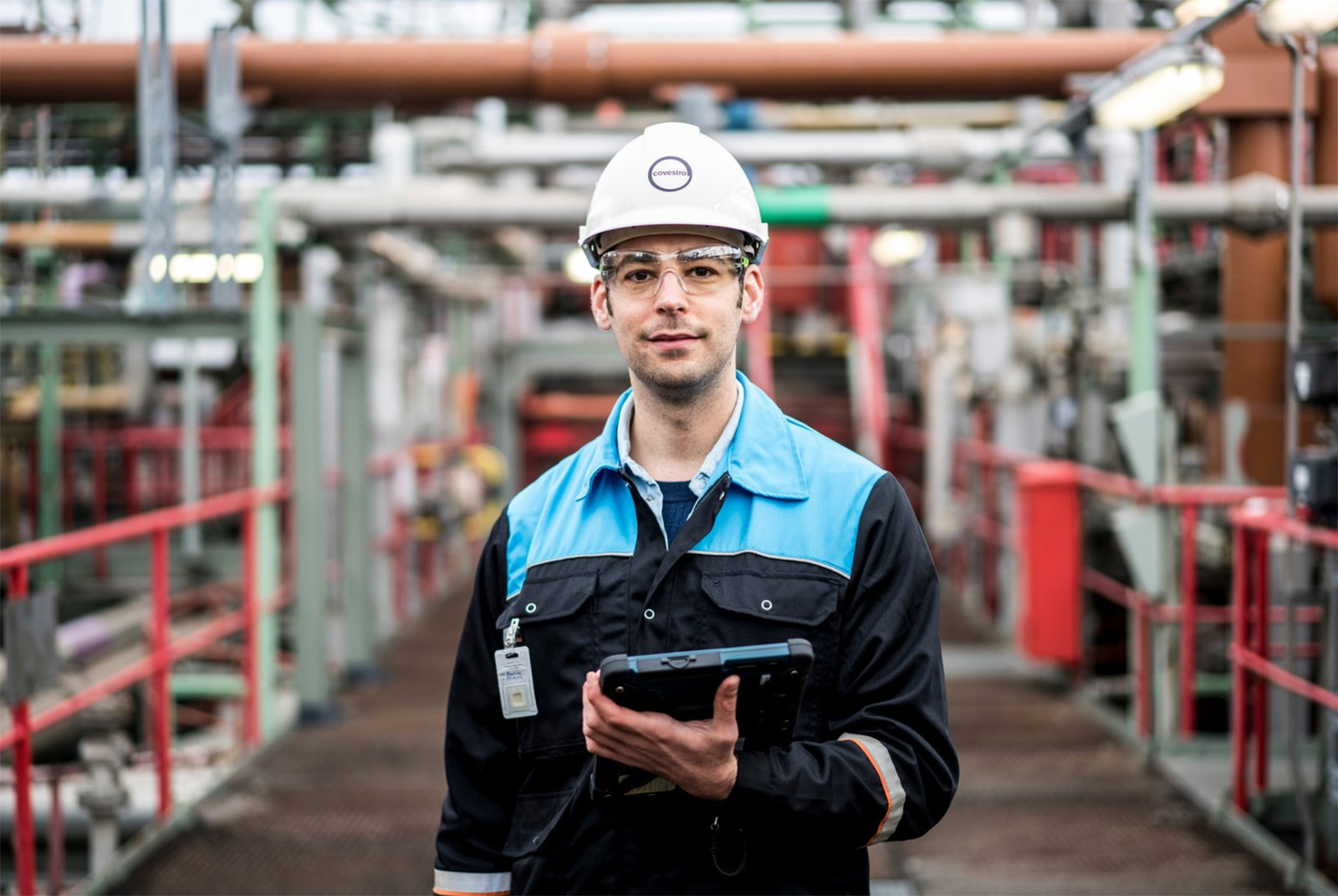 Stockfotos vs. Fotoproduktion: Der Unterschied zwischen Kaufbildern und Auftragsaufnahmen 5 Corporate Fotografie: Business Portaits & Editorial - Mitarbeiterportait für Covestro bei Arbeitsprozesse © Corporate-Portait Fotograf Thorsten Schmidtkord Düsseldorf