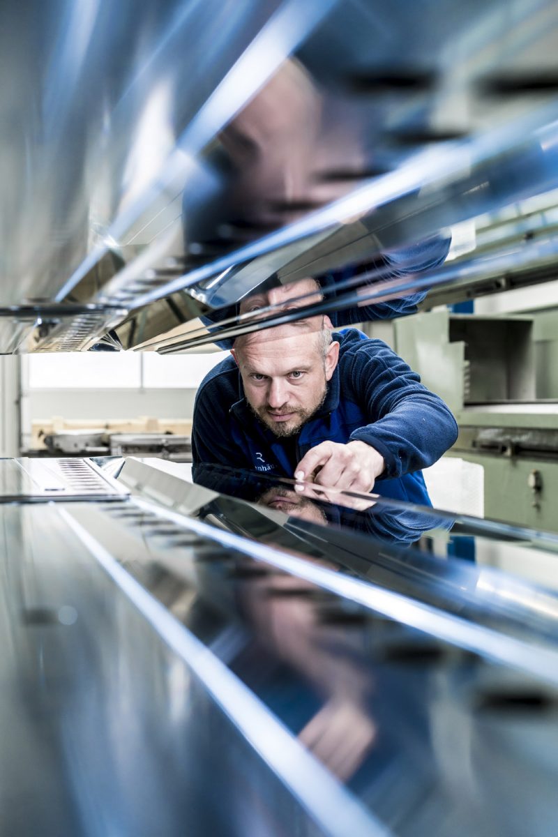 EXPOSE Corporate Experten. Visualisierungen für die gesamte Berichtsfamilie. 2 Industriefotografie: Reifenhäuser Group Mitarbeiter bei der Arbeit - Arbeitsprozesse © Industriefotograf Thorsten Schmidtkord Düsseldorf