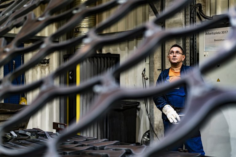 Corporate Fotografie: Industriefotografie für LEMNKEN - Mitarbeiter bei Arbeitsprozesse © Corporate-Portait Fotograf Thorsten Schmidtkord Düsseldorf