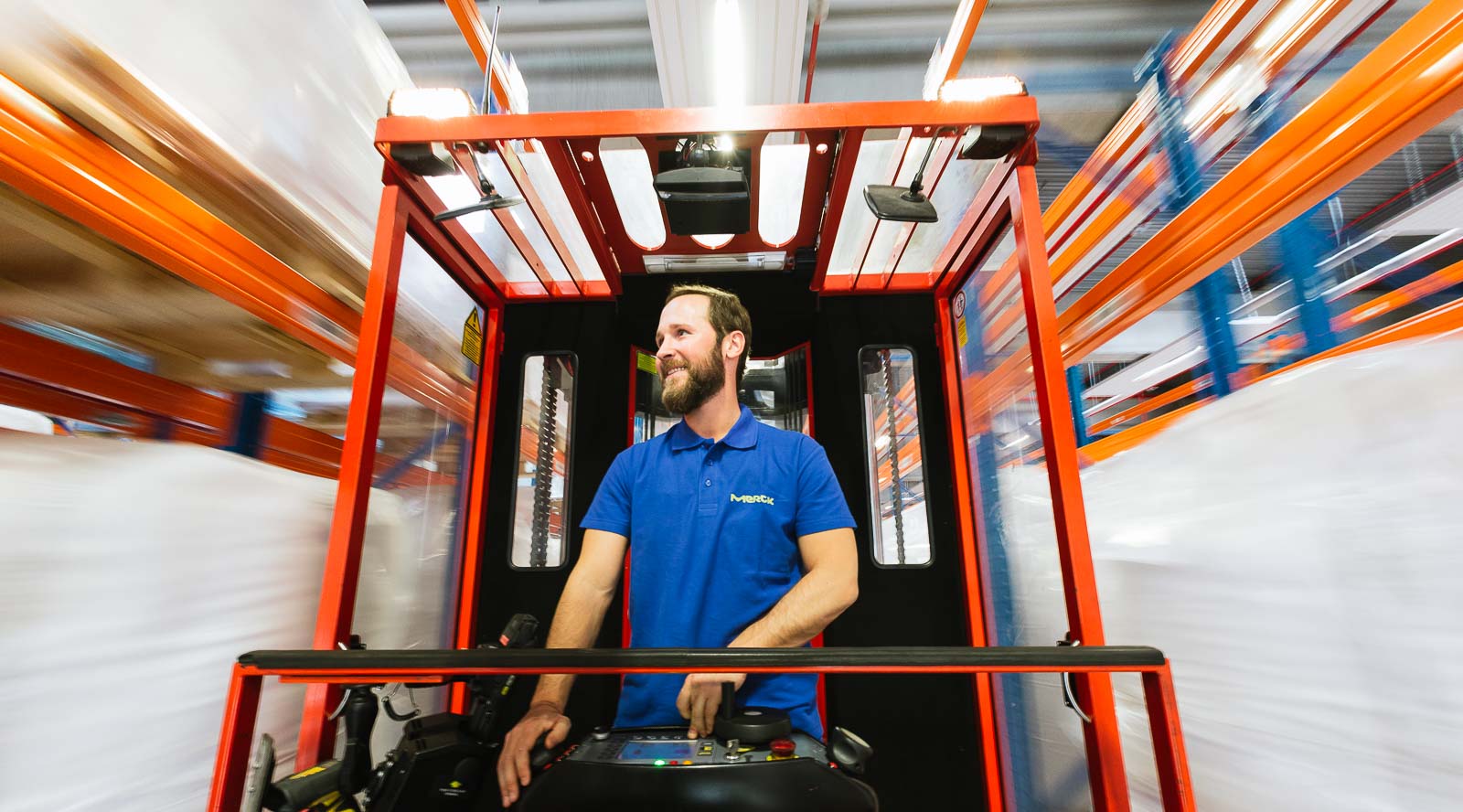 Corporate Fotografie: Industriefotografie für Merck, hier ein Mitarbeiter-Portrait in der Lagerhalle - Logistik © Industriefotograf Tobi Bohn Berlin