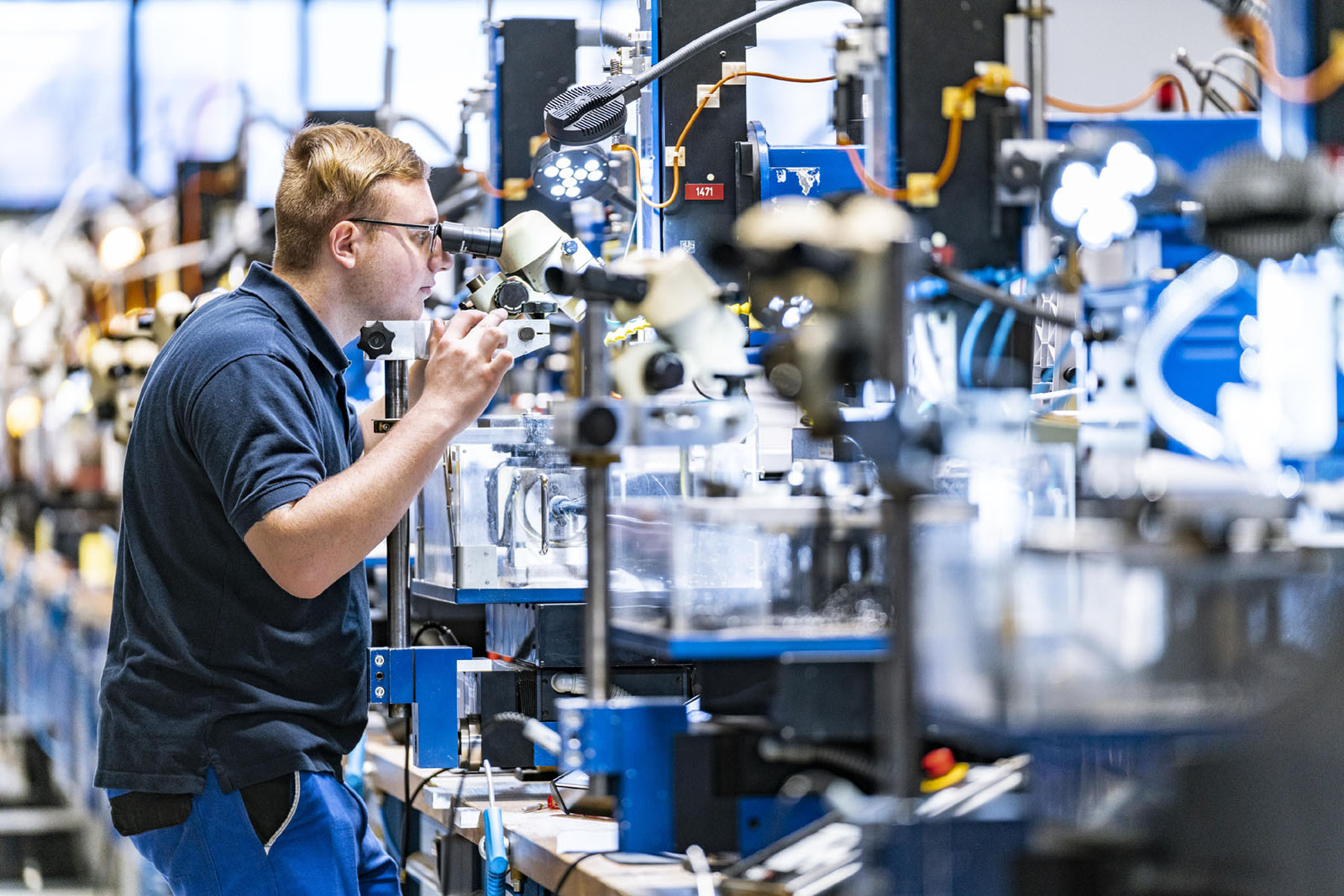 Thorsten Schmidtkord fotografiert Unternehmensdarstellungen. 4 Corporate Fotografie: Industriefotografie - Arbeitsplatz, hier Mitarbeiter im Arbeitsprozess © Corporate Industriefotograf Thorsten Schmidtkord Düsseldorf