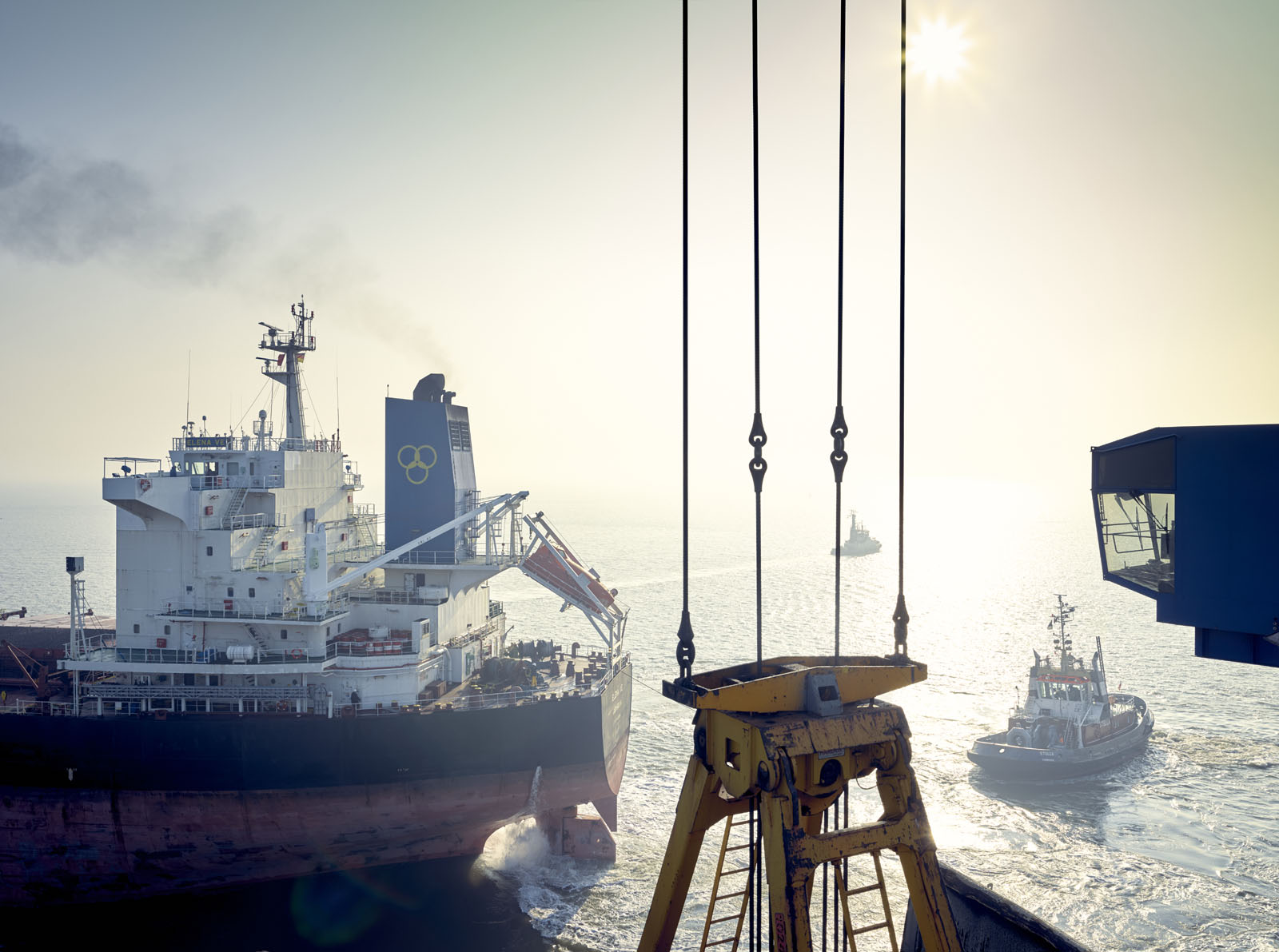 EXPOSE Ausgabe 02.19: Corporate Bilderpool für Niedersachsen Ports. 3 Corporate Industriefotografie für Niedersachsen Ports: Transport & Logistik - Hafen + Schiffe Aufnahme - Wilhelmshaven - Unternehmensfotografie: Corporate & Industrial Photography - Employer Branding © Corporate Industriefotograf Christian Bruch Hamburg