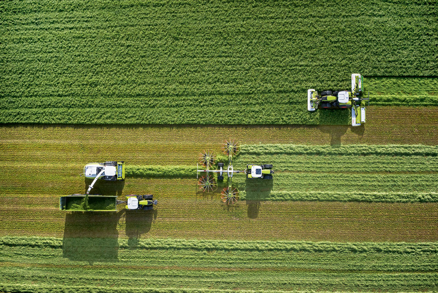 EXPOSE Ausgabe 02.19: Beispiel Airshots für Corporate. 4 Corporate Fotografie: Airshot - Luftaufnahme für CLAAS Landmaschinen - Arbeitsprozesse aud dem Feld © Corporate Industriefotograf Thorsten Schmidtkord Düsseldorf