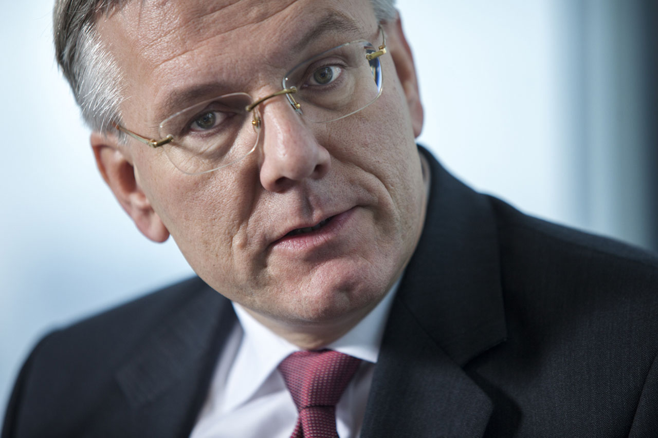 Christian Bruch: Business-Porträts mit Natürlichkeit! 10 Corporate Fotografie - Business Portrait + Editorial - Managerportrait: Dr. Christoph Franz für ROCHE: Diese Aufnahme von Christoph Franz, Manager des Pharmakonzerns Roche ist während eines Interviews für die Wirtschaftszeitschrift Manager Magazin entstanden, sodass der Manager unzensiert und natürlich ins Licht gerückt wird. © Portraitfotograf Christian O. Bruch Hamburg