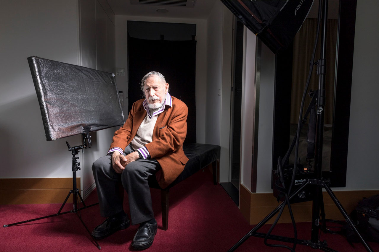 EXPOSE Editorial Portrait: Christian Bruch fotografierte Georg Stefan Troller. 10 Editorial Portraitfotorgrafie Hamburg: Making Of Portrait Georg Stefan Troller für Der Journalist - Fotograf Christian O. Bruch