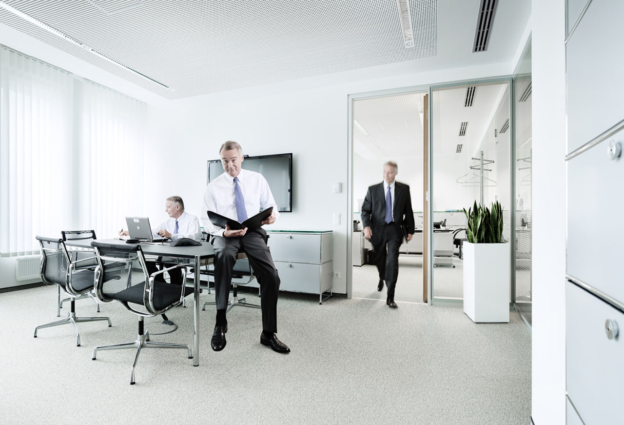 Christian Bruch: Business-Porträts mit Natürlichkeit! 3 Corporate Fotografie - Business Portrait + Editorial - Vorstand, Mitarbeiter & Manager: GEA Group Manager- im Büro - Portraits im Arbeitsumfeld © Portraitfotograf Christian O. Bruch Hamburg