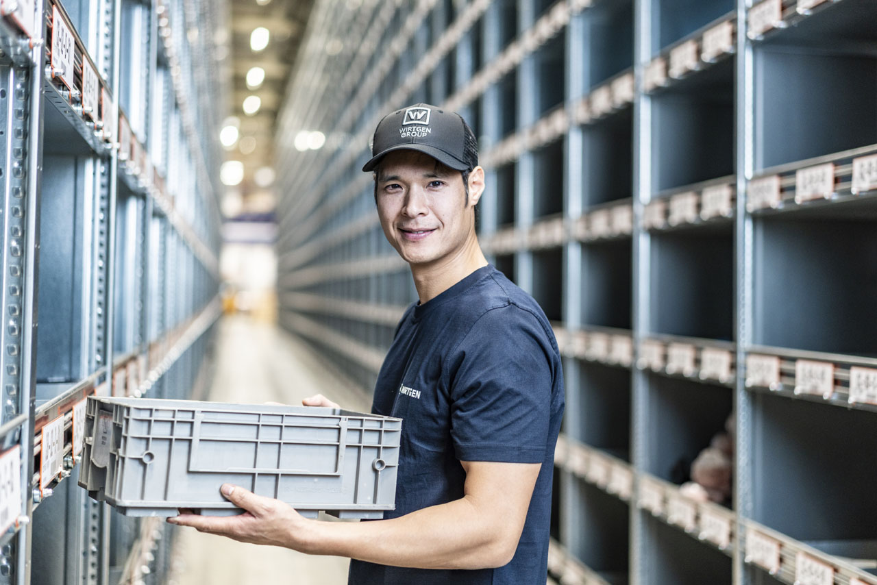 Corporate Foto + Video: individuell für Unternehmensdarstellungen. Mit EXPOSE. 8 Mitarbeiterportrait für den Baumaschinenhersteller Wirtgen Group zum Thema Customer Support - Industriefotograf Thorsten Schmidtkord Düsseldorf.