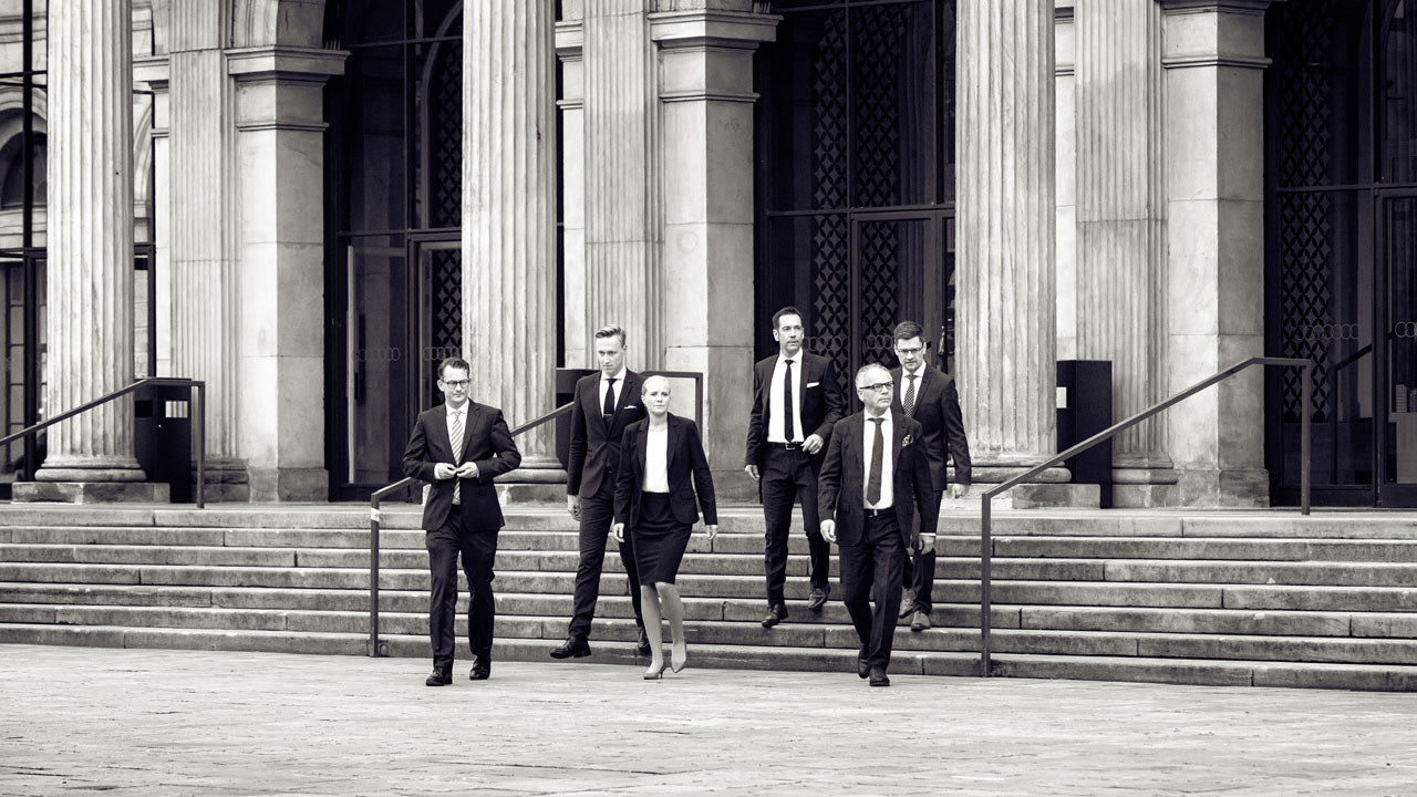 EXPOSE Christian O. Bruch: sympathische Portraits von Vorstand und Management 1 Portraitfotografie des Hamburger Fotografen Christian O. Bruch: Gruppenportrait für den Webauftritt der Brüggehagen Rechtsanwälte. Corporate Business Portraits.