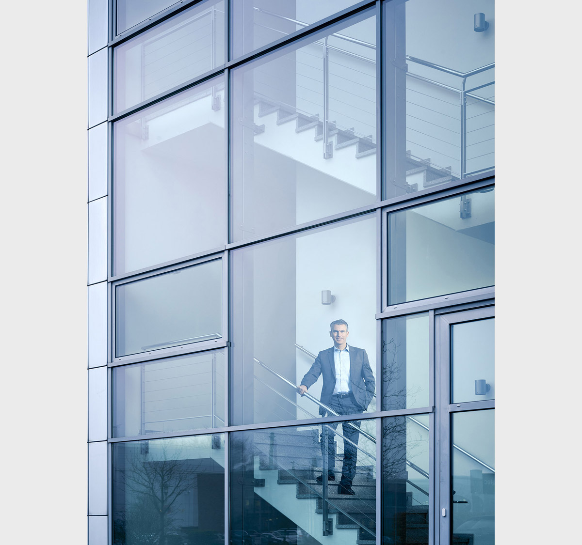EXPOSE | Interview mit Christian Bruch | Portraits Vorstand, Management, Mitarbeiter. 2 Business Portraits vom Vorstand, Manager und Mitarbeiter, hier ein Portrait von Enno Spillner - CFO Evotec SE für Thieme Verlag - Portraitfotograf Christian O. Bruch