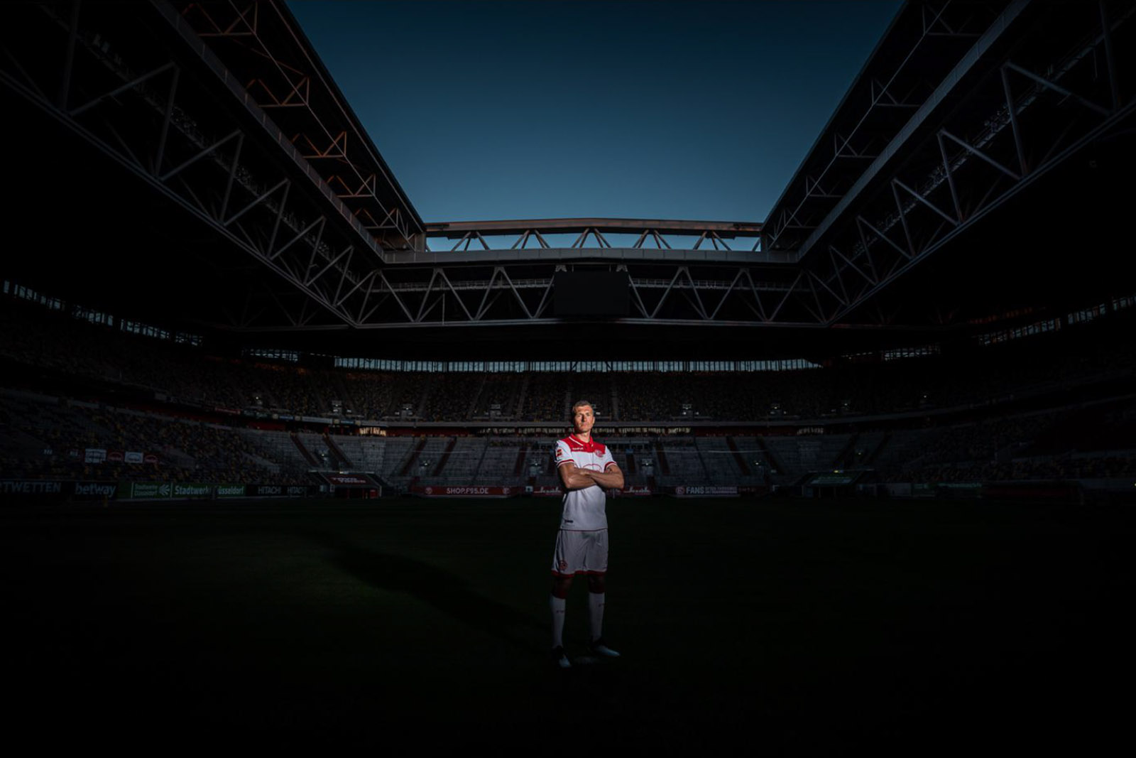 Fotografie  |   Reportage  |   inszenierte Dokumentation  |   LICHT AUS. SPOT AN. 18 Portraits von stadtbekannten Düsseldorfern, u.a. aus Kultur, Gastronomie und Sport, hier Oliver Fink - Merkur Spiel Arena  |   Fotograf Thorsten Schmidtkord  |   Corporate Experten Foto + Video - EXPOSE Düsseldorf Hamburg Berlin