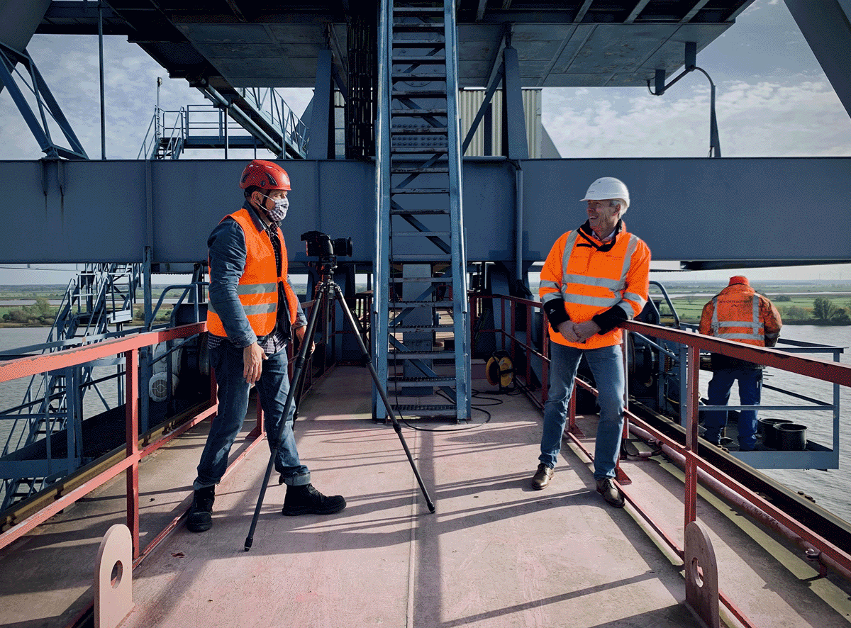 EXPOSE Corporate Photo | Christian O. Bruch für Niedersachsen Ports. 2 Industriefotografie Christian O. Bruch | Bildmaterial für den Nachhaltigkeitsbericht für Niedersachsen Ports, hier ein Making Of Motiv, während des Fotoshootings-.