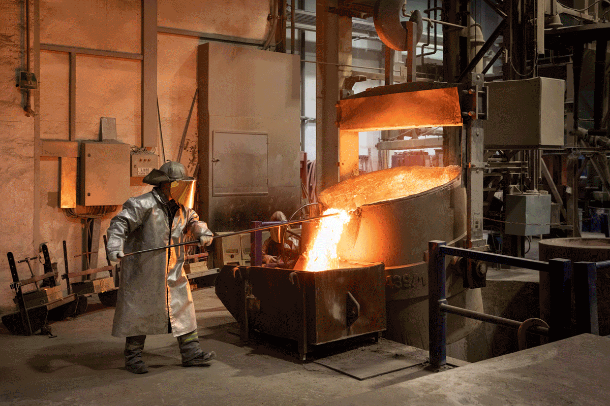 EXPOSE Industriefotografie | Martin Tervoort inszeniert MMG. 6 Industriefotografie vom Fotografen Martin Tervoort, hier Mitarbeiter der MMG im Arbeitsumfeld - Metallguss, im Büro am PC, Metallarbeiten, Geschäftsführerportrait - Schiffspropeller | Corporate Experten Foto + Video - EXPOSE Düsseldorf Hamburg Berlin
